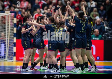 Herning, Danimarca. 7 dicembre 2023. I giocatori giapponesi celebrano la vittoria dopo la partita del campionato mondiale di pallamano IHF 2023 tra Danimarca e Giappone al Jyske Bank Boxen di Herning. (Foto: Gonzales Photo/Alamy Live News Foto Stock