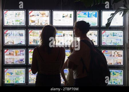 Donna, mamma, visualizzazione finestra agente immobiliare prezzi di casa / case / appartamento / appartamenti e appartamenti in vendita / in affitto / affittare / affittare, come la figlia guarda. Cannes. Francia. (135) Foto Stock