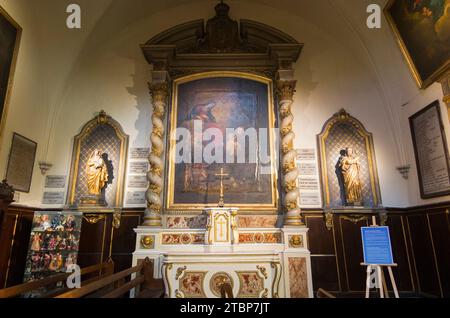 "Cappella di Santa Teresa / Chapelle des Saintes Therese" nella chiesa in cima alla collina "Eglise Notre Dames d'Esperance" (conosciuta anche come nostra Signora della speranza), Cannes. Francia. (135) Foto Stock