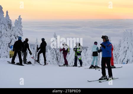 Klinovec, Repubblica Ceca. 8 dicembre 2023. I primi sciatori sulla cima del Klinovec (1.244 m) nella stazione sciistica di Klinovec, regione di Karlovy Vary, Repubblica Ceca, 8 dicembre 2023. Crediti: Slavomir Kubes/CTK Photo/Alamy Live News Foto Stock