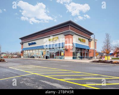 New Hartford, New York - 23 novembre 2023: Il Tropical Smoothie Cafe è una famosa catena di caffetterie specializzate in frullati, cibo e bevande con oltre 1,0 partecipanti Foto Stock