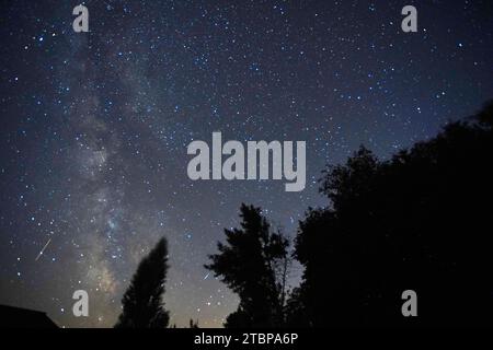 Cielo notturno Perigord National Forest Dordogne France cielo notturno sul lago. Destinazione di viaggio in Francia. Foto Stock