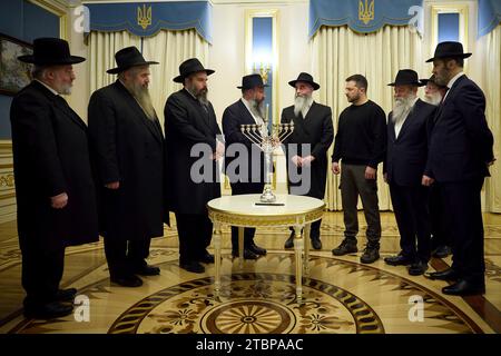 Kiev, Ucraina. 7 dicembre 2023. Il presidente ucraino Volodymyr Zelenskyy, centro, ospita i leader ebrei per accendere una candela che celebra l'inizio di Hanukkah al Palazzo Mariinsky, il 7 dicembre 2023 a Kiev, Ucraina. Credito: Ucraina Presidenza/Ufficio stampa presidenziale ucraino/Alamy Live News Foto Stock