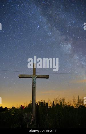 Cielo notturno Perigord National Forest Dordogne France cielo notturno sul lago. Destinazione di viaggio in Francia. Foto Stock