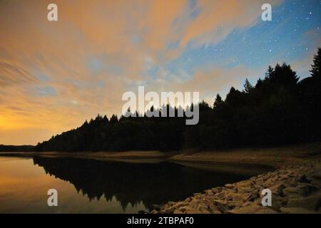 Cielo notturno Perigord National Forest Dordogne France cielo notturno sul lago. Destinazione di viaggio in Francia. Foto Stock