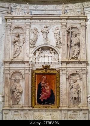 Altare Piccolomini, Madonna col bambino di Paolo di Giovanni Fei, Cattedrale di Siena Foto Stock