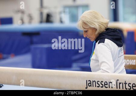 Gent, Belgio. 8 dicembre 2023. Allenatore di ginnastica tedesco Ulla Koch nella foto durante una sessione di allenamento delle ginnaste belghe, a Gent, venerdì 8 dicembre 2023. Recentemente, la federazione ha nominato Koch come nuovo allenatore della squadra di ginnastica belga. BELGA PHOTO KURT DESPLENTER Credit: Belga News Agency/Alamy Live News Foto Stock