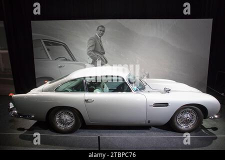Praga, Repubblica Ceca, 8 dicembre 2023. Press Day alla mostra "Bond in Motion" presso il quartiere fieristico di Praga, Repubblica Ceca. La mostra copre sei decenni di storia dei film di James Bond e comprende oltre 75 veicoli. La mostra resterà aperta fino al 31 marzo 2024. Nella foto: Aston Martin DB5 da "Goldfinger" © Piotr Zajac/Alamy Live News Foto Stock
