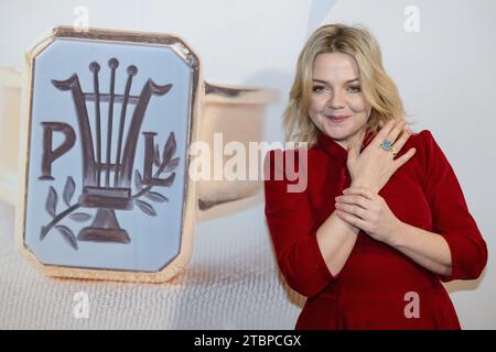 Hahnenklee, Germania. 8 dicembre 2023. La cantante Annett Louisan ha scattato la sua foto con il Paul Lincke Ring prima della cerimonia di premiazione. Il premio non fornito viene assegnato annualmente ai musicisti che hanno dato un contributo eccezionale alla musica in lingua tedesca. Credito: Swen Pförtner/dpa/Alamy Live News Foto Stock