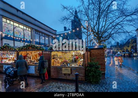 Il mercatino di Natale di fronte al municipio di Chester sembra piuttosto cupo sotto la pioggia. Foto Stock