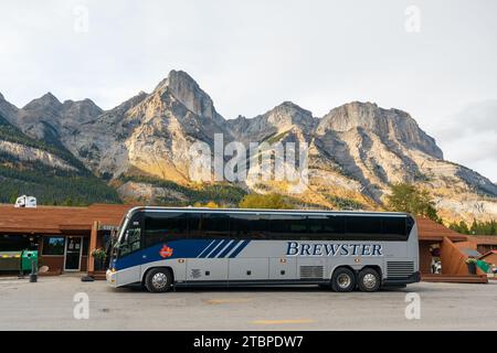 L'autobus Brewster Express ferma davanti al negozio del resort Saskatchewan River Crossing. Situato sulla Icefields Parkway nel Parco Nazionale di Banff. Foto Stock