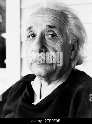 Albert Einstein, ritratto della testa e delle spalle, rivolto a sinistra. C. 1945. Foto Stock