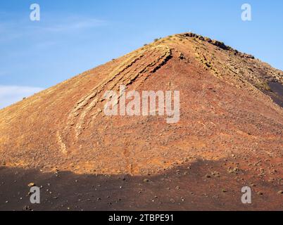 Montana Ortiz un cono vulcanico a Lanzarote, Isole Canarie. Foto Stock