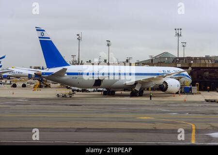 30 ottobre 2023 EWR Airport Newark NJ USA. Al terminal dell'aeroporto internazionale EWR di Newark, un aereo di Israel Airlines si prepara al decollo Foto Stock