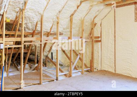 Il muro di una nuova casa in costruzione è costituito da un isolamento termico idrostatico in schiuma spray Foto Stock