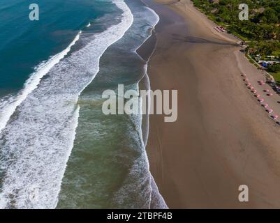 Onde oceaniche viste dall'alto, spiaggia di Seminyak, Bali, Indonesia Foto Stock