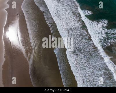 Onde oceaniche viste dall'alto, spiaggia di Seminyak, Bali, Indonesia Foto Stock