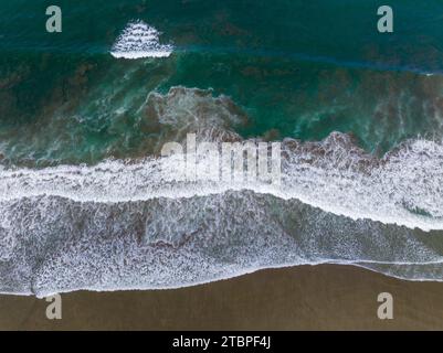 Onde oceaniche viste dall'alto, spiaggia di Seminyak, Bali, Indonesia Foto Stock