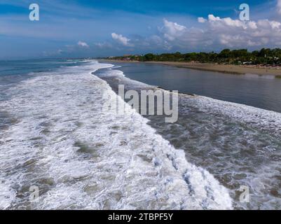 Vista aerea della spiaggia di Seminyak, isola di Bali, Indonesia Foto Stock