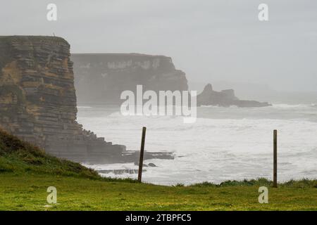 Onde forti che si infrangono sulle scogliere di Galizano in Cantabria Foto Stock