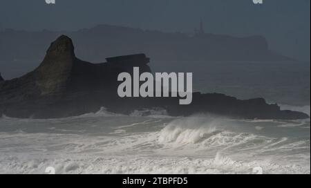 Onde forti che si infrangono sulle scogliere di Galizano in Cantabria Foto Stock