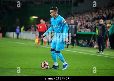 Santander, Spagna. 7 dicembre 2023. Il giocatore dell'Athletic Club, Alex Berenguer (7) con la palla durante il secondo turno della SM El Rey Cup 2023-24 tra CD Cayon e Athletic Club, il 07 dicembre 2023, presso i campi sportivi di El Sardinero, a Santander, in Spagna. (Foto di Alberto Brevers/Pacific Press) Credit: Pacific Press Media Production Corp./Alamy Live News Foto Stock