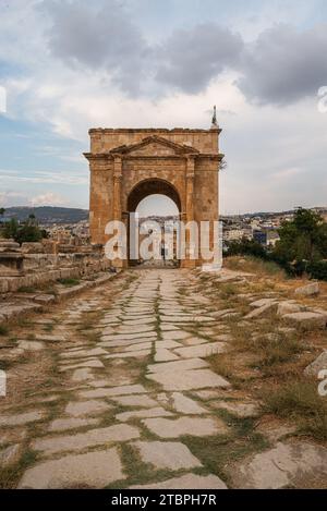 Jerash in Giordania fu fondata nel II secolo a.C. ma decollò sotto il dominio romano. È una delle città romane meglio conservate al mondo Foto Stock