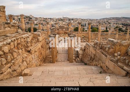 Jerash in Giordania fu fondata nel II secolo a.C. ma decollò sotto il dominio romano. È una delle città romane meglio conservate al mondo Foto Stock