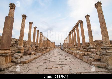 Jerash in Giordania fu fondata nel II secolo a.C. ma decollò sotto il dominio romano. È una delle città romane meglio conservate al mondo Foto Stock