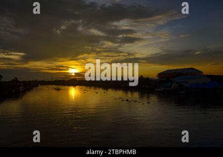 Banjarmasin, Indonesia. 8 dicembre 2023. Vista del tramonto nella città di Banjarmasin l'8 dicembre 2023. Banjarmasin City è soprannominata l'isola dei mille fiumi in Indonesia (foto di Moch Farabi Wardana/Pacific Press) credito: Pacific Press Media Production Corp./Alamy Live News Foto Stock