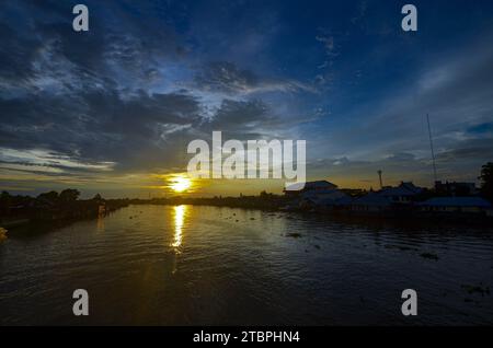 Banjarmasin, Indonesia. 8 dicembre 2023. Vista del tramonto nella città di Banjarmasin l'8 dicembre 2023. Banjarmasin City è soprannominata l'isola dei mille fiumi in Indonesia (foto di Moch Farabi Wardana/Pacific Press) credito: Pacific Press Media Production Corp./Alamy Live News Foto Stock