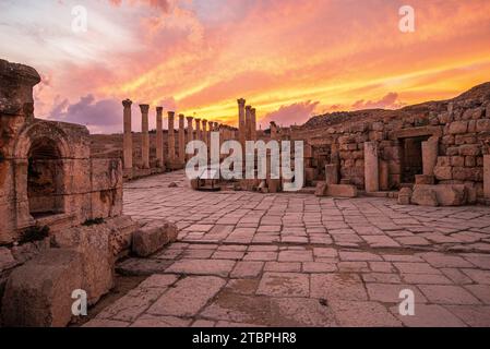 Jerash in Giordania fu fondata nel II secolo a.C. ma decollò sotto il dominio romano. È una delle città romane meglio conservate al mondo Foto Stock