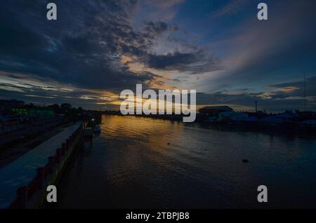 Banjarmasin, Kalimantan meridionale, Indonesia. 8 dicembre 2023. Vista del tramonto nella città di Banjarmasin l'8 dicembre 2023. Banjarmasin City è soprannominata l'isola dei mille fiumi in Indonesia (Credit Image: © Moch Farabi Wardana/Pacific Press via ZUMA Press Wire) SOLO PER USO EDITORIALE! Non per USO commerciale! Foto Stock