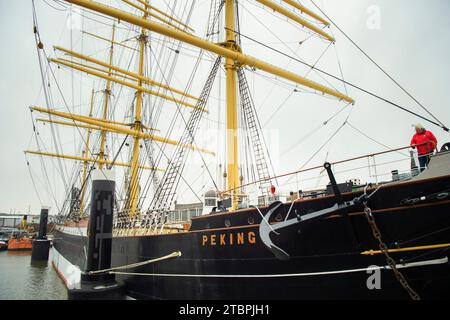 Amburgo, Germania. 8 dicembre 2023. L'ancora recentemente annessa del barque a quattro alberi e della nave museo "Pechino" può essere vista accanto al nome scritto sullo scafo nel porto del museo di Amburgo. L'ancora proviene dalla nave gemella "Pamir", affondata nel 1957. Crediti: Gregor Fischer/dpa/Alamy Live News Foto Stock