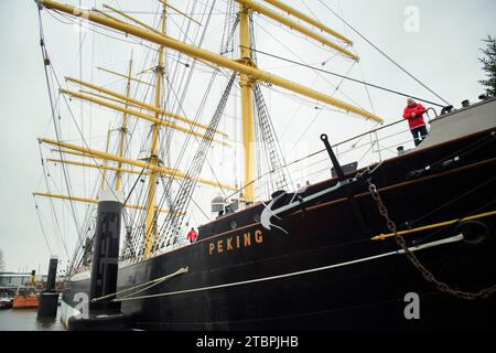 Amburgo, Germania. 8 dicembre 2023. L'ancora recentemente annessa del barque a quattro alberi e della nave museo "Pechino" può essere vista accanto al nome scritto sullo scafo nel porto del museo di Amburgo. L'ancora proviene dalla nave gemella "Pamir", affondata nel 1957. Crediti: Gregor Fischer/dpa/Alamy Live News Foto Stock