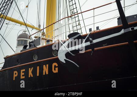 Amburgo, Germania. 8 dicembre 2023. L'ancora recentemente annessa del barque a quattro alberi e della nave museo "Pechino" può essere vista accanto al nome scritto sullo scafo nel porto del museo di Amburgo. L'ancora proviene dalla nave gemella "Pamir", affondata nel 1957. Crediti: Gregor Fischer/dpa/Alamy Live News Foto Stock