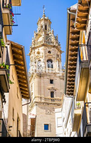 Una vista panoramica di un paesaggio urbano caratterizzato da alti edifici, un'alta torre con un balcone sullo sfondo e uno splendido cielo blu sopra Foto Stock