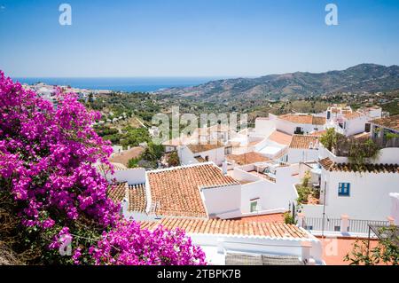 Vista aerea della pittoresca cittadina costiera, caratterizzata da case pittoresche arroccate sulle colline ondulate, che si affacciano sulle acque azzurre del mare e maestose Foto Stock