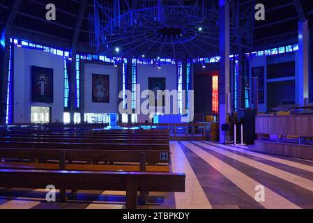 Interno di nave & Alter con Blue Lighting Liverpool Metropolitan Cathedral (1962-67) o Catholic Cathedral di Frederick Gibberd Liverpool Inghilterra Regno Unito Foto Stock