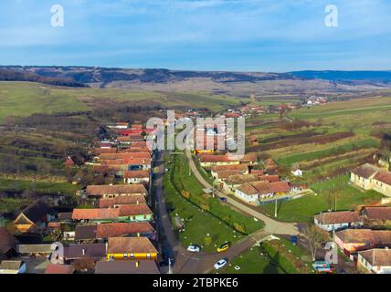 Un piccolo villaggio in Romania visto dall'alto. Vista aerea di un insediamento rurale in Transilvania Foto Stock
