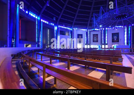 Interno di nave & Alter con Blue Lighting Liverpool Metropolitan Cathedral (1962-67) o Catholic Cathedral di Frederick Gibberd Liverpool Inghilterra Regno Unito Foto Stock