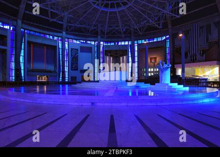 Interno di nave & Alter con Blue Lighting Liverpool Metropolitan Cathedral (1962-67) o Catholic Cathedral di Frederick Gibberd Liverpool Inghilterra Regno Unito Foto Stock