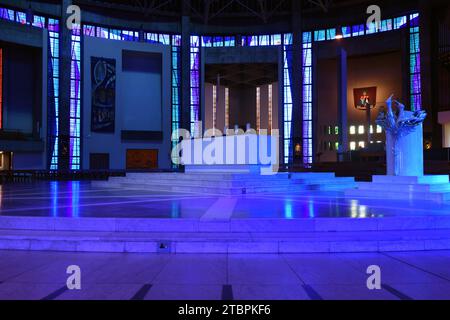 Interno di nave & Alter con Blue Lighting Liverpool Metropolitan Cathedral (1962-67) o Catholic Cathedral di Frederick Gibberd Liverpool Inghilterra Regno Unito Foto Stock