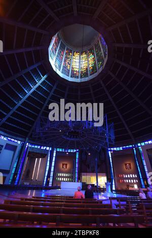 Interno di nave & Alter con Blue Lighting Liverpool Metropolitan Cathedral (1962-67) o Catholic Cathedral di Frederick Gibberd Liverpool Inghilterra Regno Unito Foto Stock