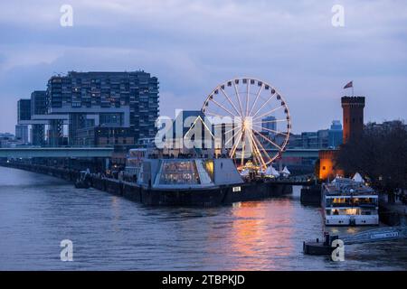 Ruota panoramica al Museo del cioccolato al mercatino di Natale nel porto di Rheinau, Crane Houses, Colonia, Germania. Riesenrad am Schokoladenmuseum auf Foto Stock