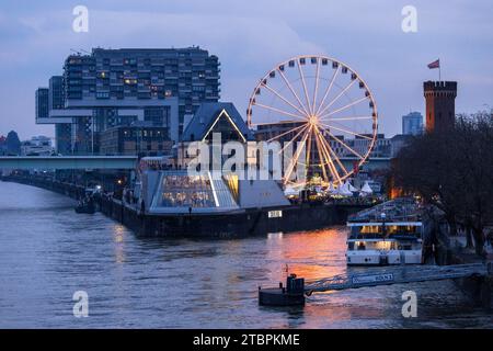 Ruota panoramica al Museo del cioccolato al mercatino di Natale nel porto di Rheinau, Crane Houses, Colonia, Germania. Riesenrad am Schokoladenmuseum auf Foto Stock