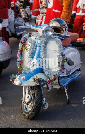 Lambretta decorata a Natale, i membri del club Vespa RheinSchalter Koeln vestiti come Santas si riuniscono sul Deutzer Werft prima di un giro Foto Stock