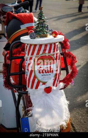 Vespa decorata a Natale, piccolo fusto di birra, membri del club di scooter Vespa RheinSchalter Koeln vestiti come Santas si riuniscono sul Deutzer Werft bef Foto Stock