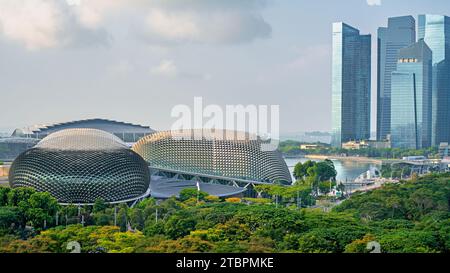 Una vista panoramica del moderno paesaggio cittadino di Singapore con i grattacieli Foto Stock