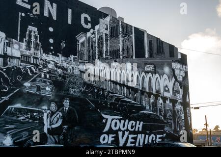 Un murale accattivante di un ostello a Venice Beach, California Foto Stock